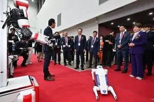 A scene from a line tour of VIPs, includng Daegu Mayor Kyung-ho Choo