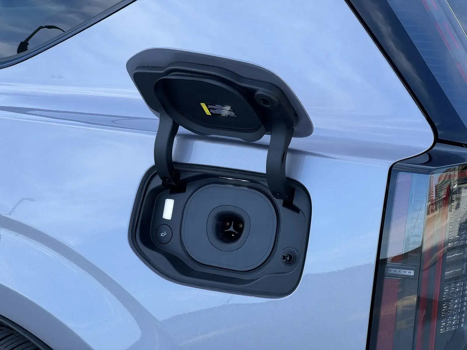 Volvo EX60 charge port